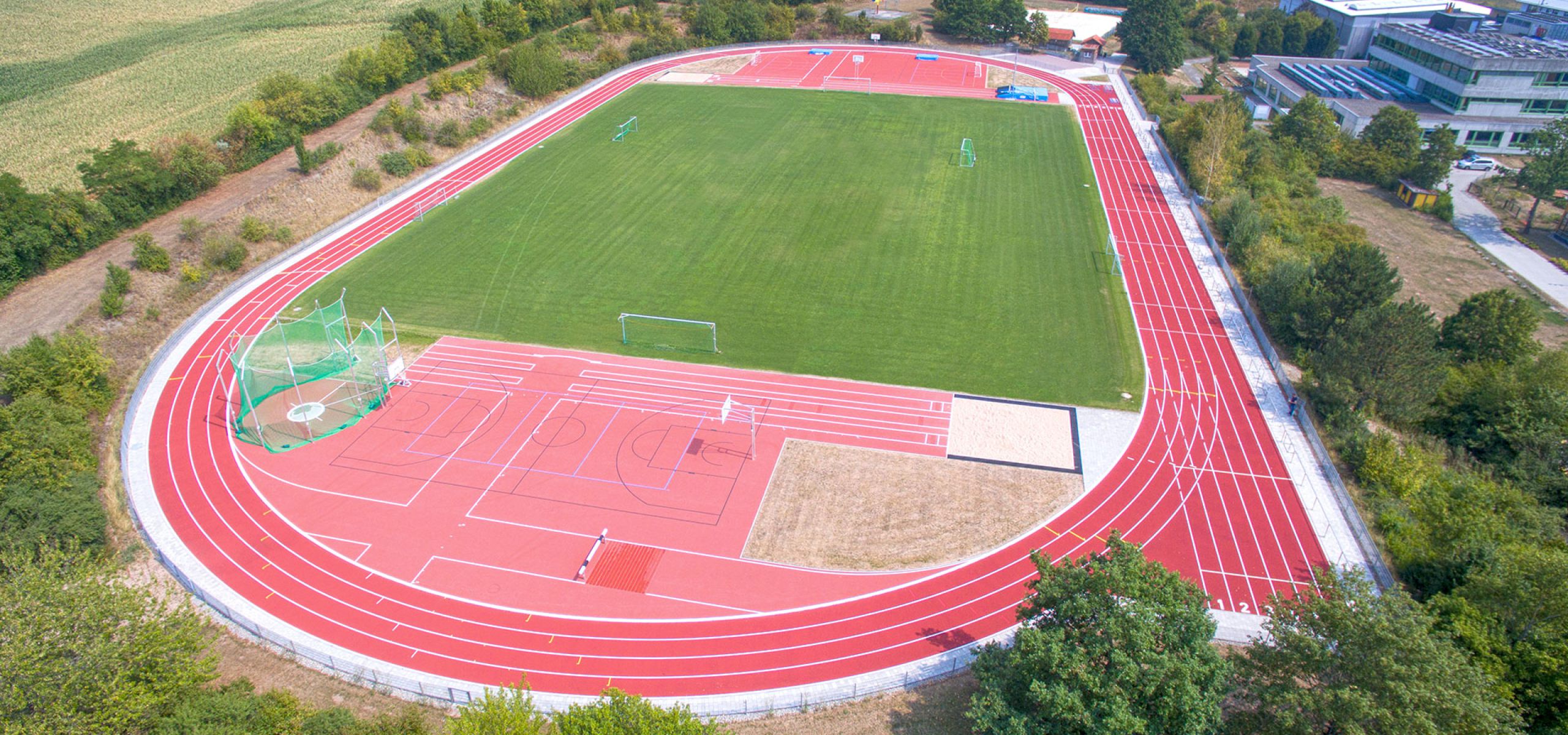 Luftaufnahme Sportanlage in Ansbach mit Fußballplatz Hammerwurfanlage Tartanbahn