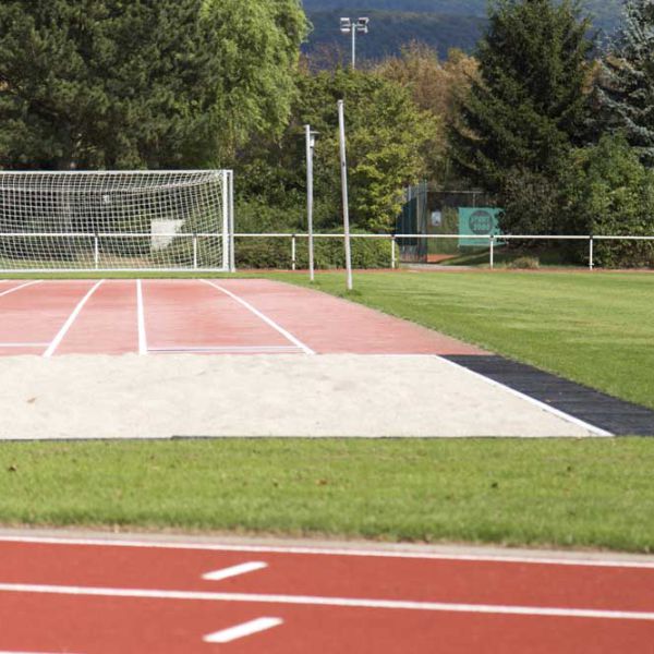 Sportanlage nach Umbau mit Fußballtor Weitsprunganlage Kunststofflaufbahn