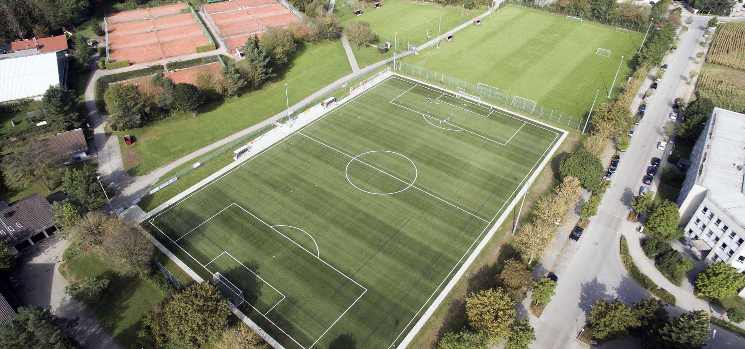 Luftaufnahme Sportanlage mit Fußballplatz in Gilching