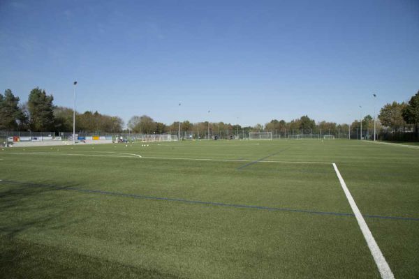 Neuer Fußballplatz  in Gilching mit Flutlichtanlage