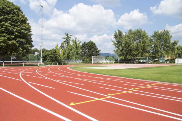 Neue Kunststofflaufbahn für Leichtathletik in Kirchheim