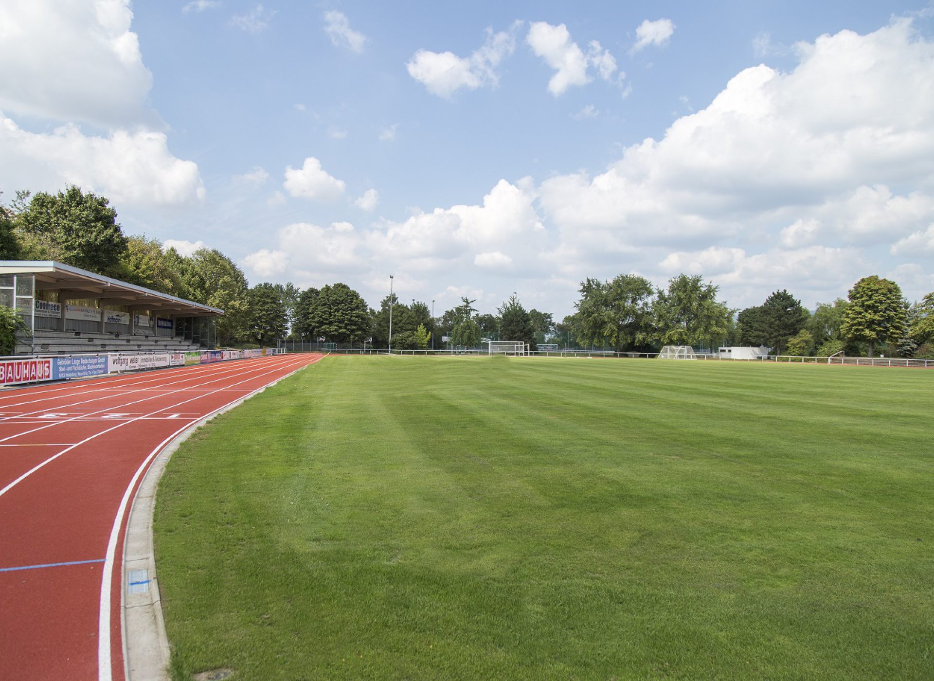 Nachher: Naturrasen bleibt lange Zeit robust und schön durch regelmäßige Pflege und korrekte. bedarfsgerechte Bewässerung. ©ingenieurbüro Baumann