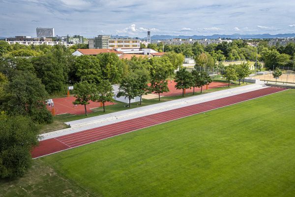 Luftbild auf Laufbahn,  Bezirkssportanlage in Neuperlach