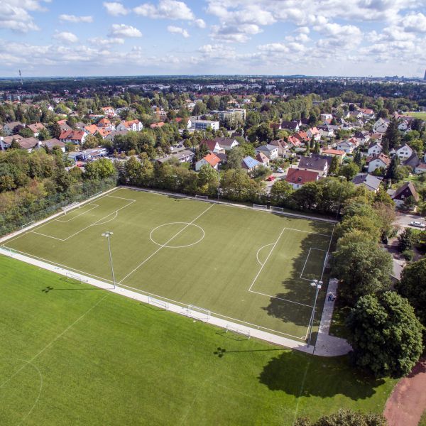 Fußballfeld in Untermenzing Umbau Tennenspielfeld und Neubau Tribünenanlage