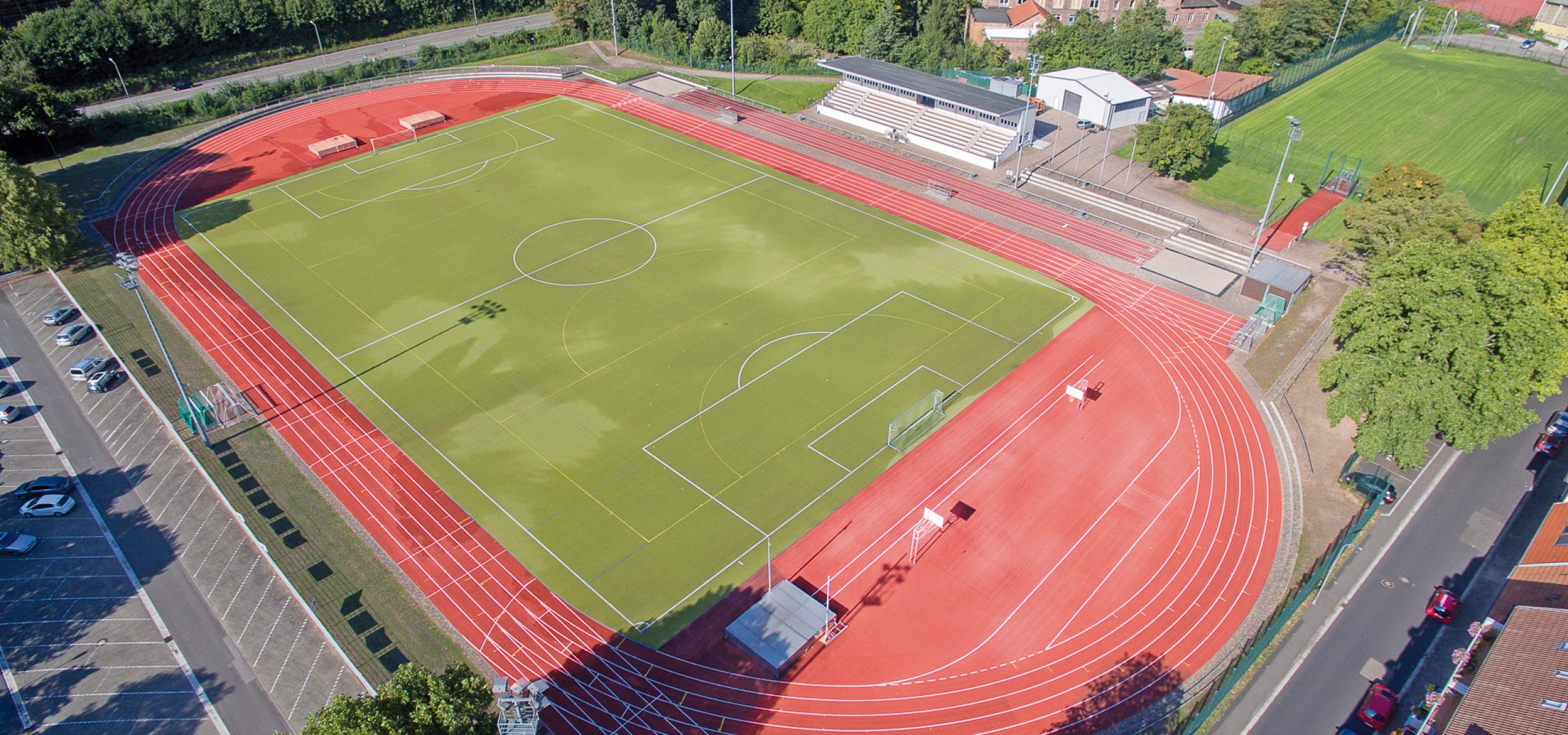 Luftaufnahme von Sportstätte in Neustadt-Weinstrasse