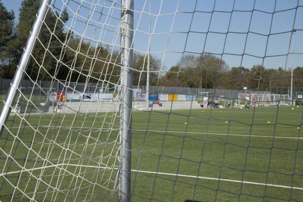 Fußballplatz mit kleiner Tribüne in Gilching