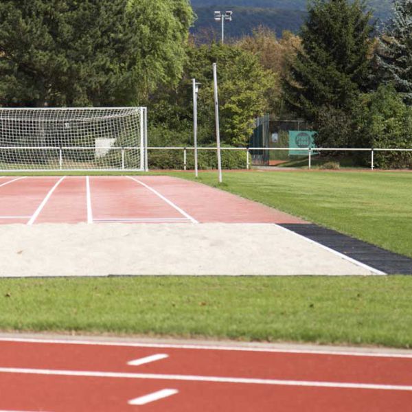 Sportanlage mit Fussballtor Weitsprung Kunststofflaufbahn