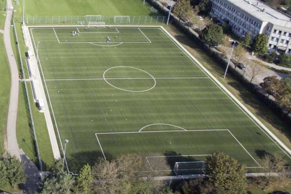 Luftaufnahme Sanierter Fußballplatz mit Beregnungsanlage