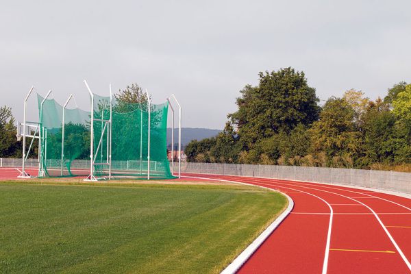 Hammerwurfnetz und Tartanbahn bei Sportanlage in Ansbach