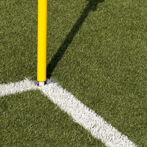 Ausschnitt Fußballrasen mit Markierunglinien