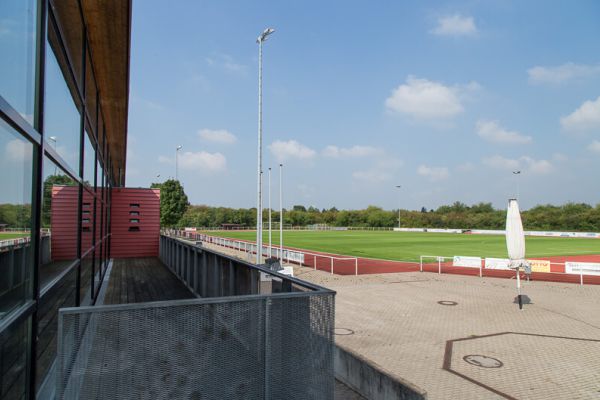 Sportplatz mit Fußballfeld und Flutlicht