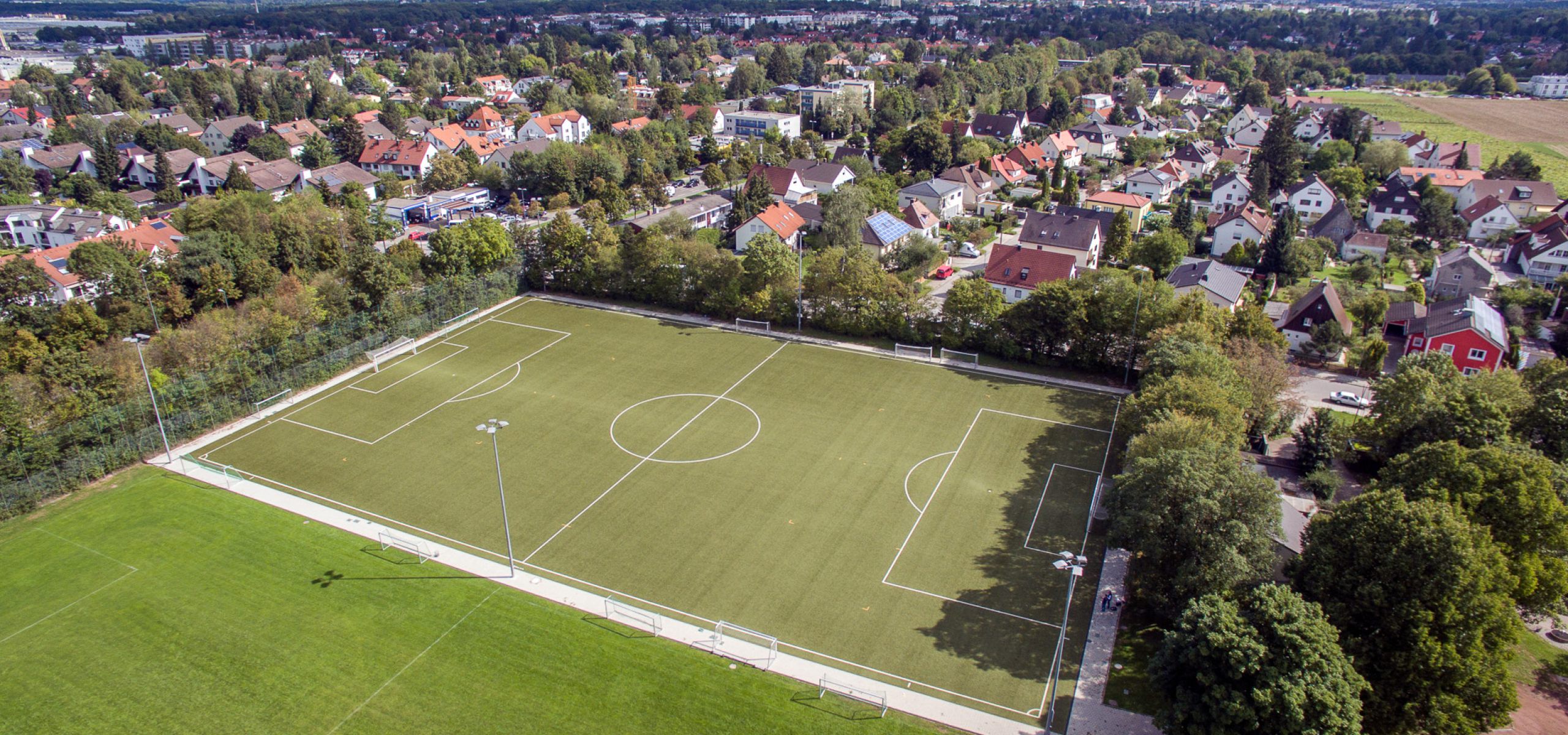 Luftaufnahme Sanierter Fußballplatz in Untermenzing