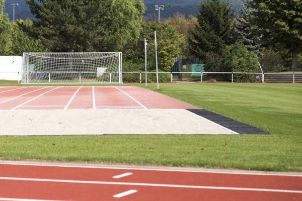 Schulsportanlage Fußball Weitsprung Tartanbahn